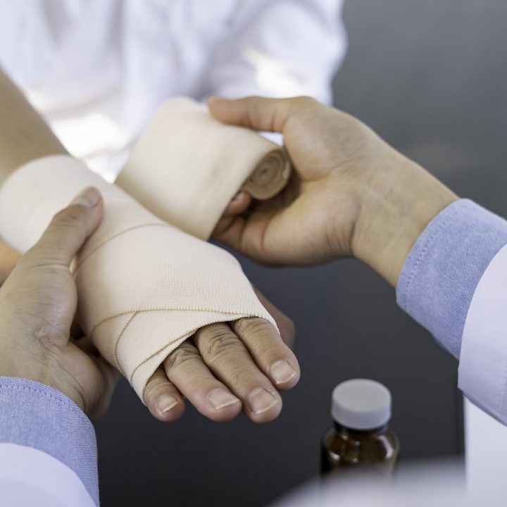 Discover Personal Injury Attorneys Edcouch: What to Know? A doctor wrapping a patient's wrist